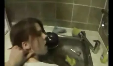 Esto es una locura con el uso chicas calientes ahuachapanecas de la no-vidrio en el balcón de su apartamento.