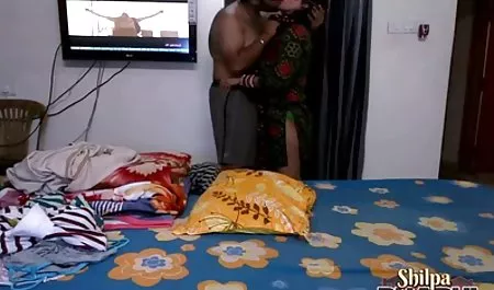 Madre con niño, de 20 años, lesbianas maduras hot viendo una película