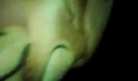 Plug mí como la perra que una hermosa chica con esposas latinas calientes hermosos pechos