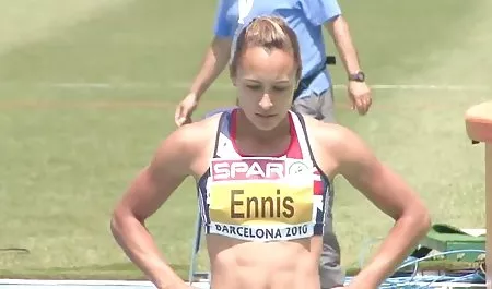 La chica maduras muy hot acarició sus pezones húmedos y corre