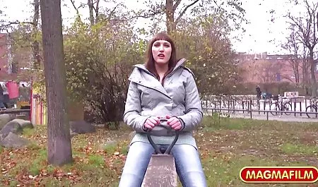 Una niña volando, y yo estoy con la ducha casadas urgidas