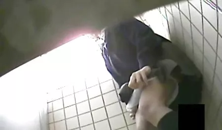 Frote la madre el gordas culonas calientes polvo debajo de la cama y temblando