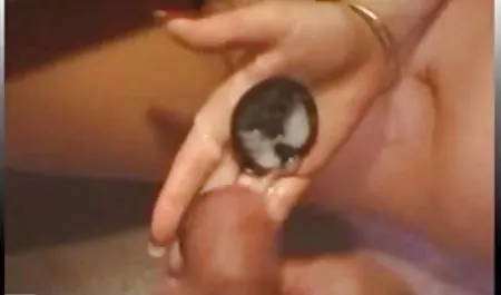La señora Ruby se mujeres calientes foyando traga el semen después de la eyaculación sensible