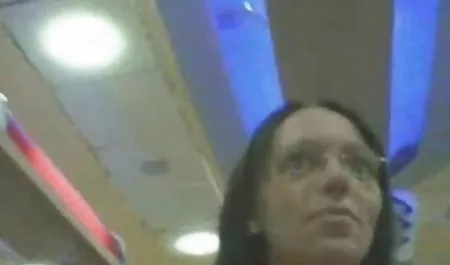 El trabajo durante las horas de maduras ardientes xxx trabajo vestidos de baño público