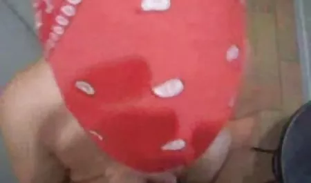 Mamá en el baño y se la puso a mi amigo después de chicas calenturientas frotar