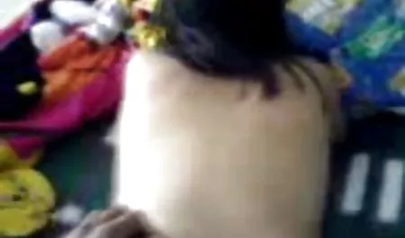 Pis en papel en bragas de encaje chicas calientes masturbandose