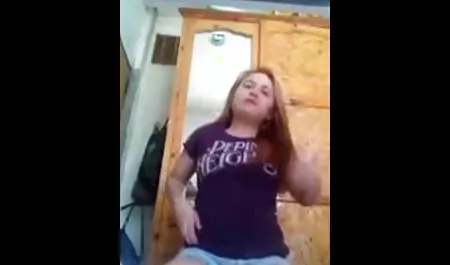 Lavar el maduras viejas calientes inodoro, el desgaste de la ropa de su hermano, como pantalones