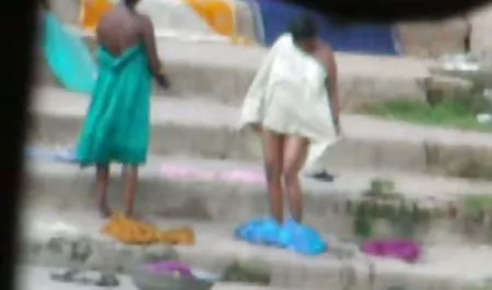 Ver la TELEVISIÓN y tomar cerveza con el olor de chicas ardientes y desnudas