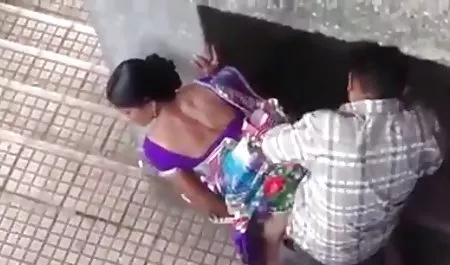 Tome sus xxx rubias calientes pies en el bosque.