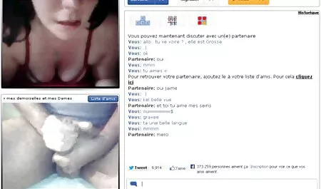 Chica desnuda digitación el coño por la mujeres calientes en el trabajo gravedad y el butt plug en el culo