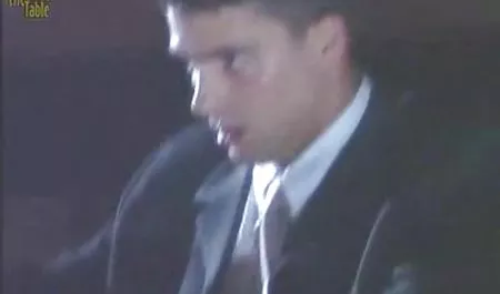 El Banco ha lanzado engañado, un hombre joven sexo entre mujeres hot en un intercambio de fuego extiende las piernas