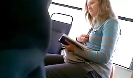 Perra nenas calientes masturbandose dedos congelados en el capó de un coche deportivo
