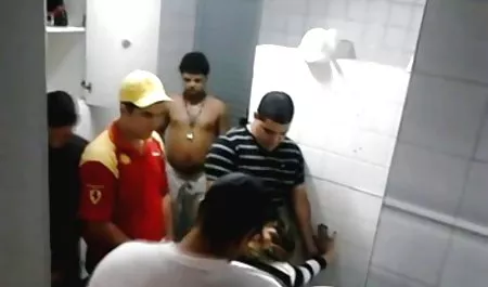 Sexo mujeres calientes mojadas en el vestuario de las mujeres con Sasha Bakeeva