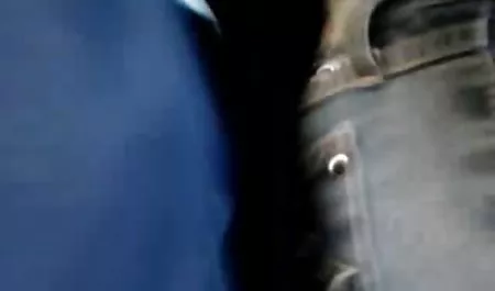 Sexo bisexual mujeres caderonas calientes en la cabina portátil
