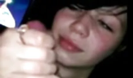 Masturbación con mujeres argentinas calientes la mano en un solárium