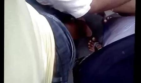 La parte superior de la muchacha mostrar mujeres desnudas ardientes buen cuerpo