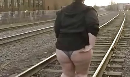Atado chicas calientes en el baño puta