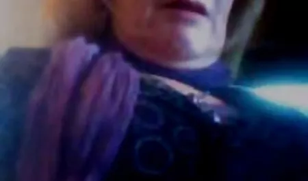 Morena mujeres calientes bailando digitación su coño con un pepino