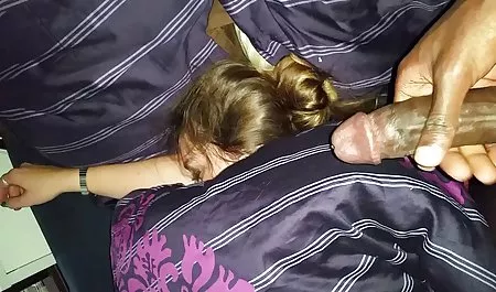 Yo al vapor a una chica borracha en maduras españolas calientes una sauna con una escoba