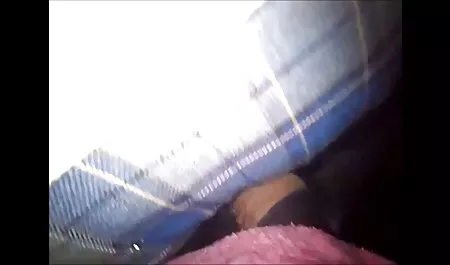 Embarazada en la cocina acerca de su cuidado. xxx rubias ardientes