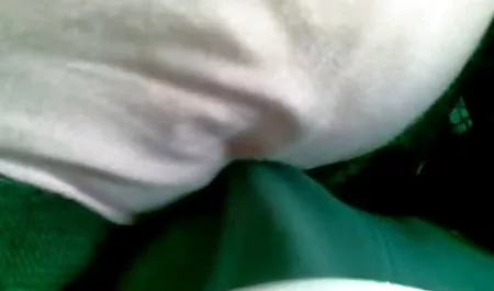 Un joven estudiante con el culo apretado de saltos desde la parte superior de la lata con una polla alemanas maduras calientes