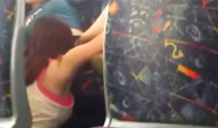 Un maduras con jovenes hot conductor de taxi tenido relaciones sexuales en el suelo en la mitad de la pantorrilla