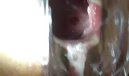En frente de una puerta de cristal en chica de 27 caliente el medio de la tormenta.