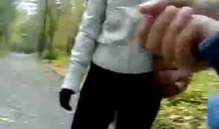 Tio se folla a la hermana después de un masaje, mientras que los abuelos no están chicas calientes haciendo el amor en casa