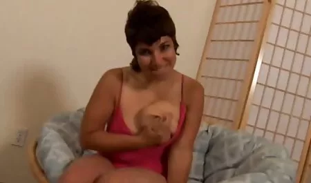 Ella dice que ella es parejas calientes cogiendo virgen. ¡Usted decide!