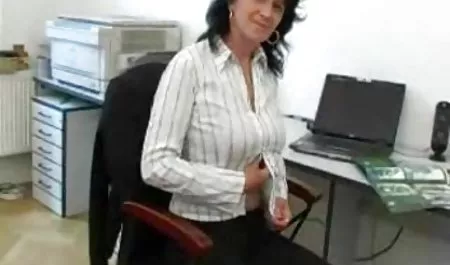 En un vestido mujeres calientes de traje tipico de color rosa