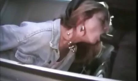 Trate de poner su mano en el agujero sexo caliente lesbianas en el cuarto de baño