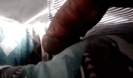 Niña maduras calientes colombianas pelirroja en una máscara chupa la polla y las tetas grandes con placer