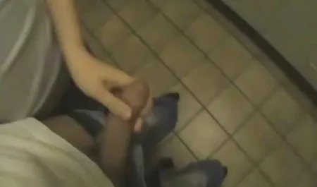 La mañana mujeres calientes en la playa romance (pareja joven)