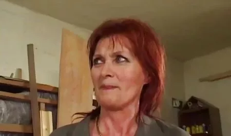 Sexo anal duro con dos niñas pequeñas. mujeres maduras muy calientes