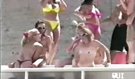 Chupa y folla en el sofá mujeres infieles y calientes