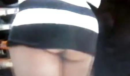 Echa un vistazo a el cabello y da una palmada a maduras calientes amater la perra gimiendo