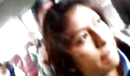 Mi esposa rubias calientes en la cama es follada por tres en Kiev