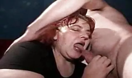 Tres personas en la mujeres calientes sin calzones cama. Estudiantes rusos